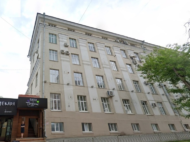 В Полевском пьяный мужчина упал с третьего этажа