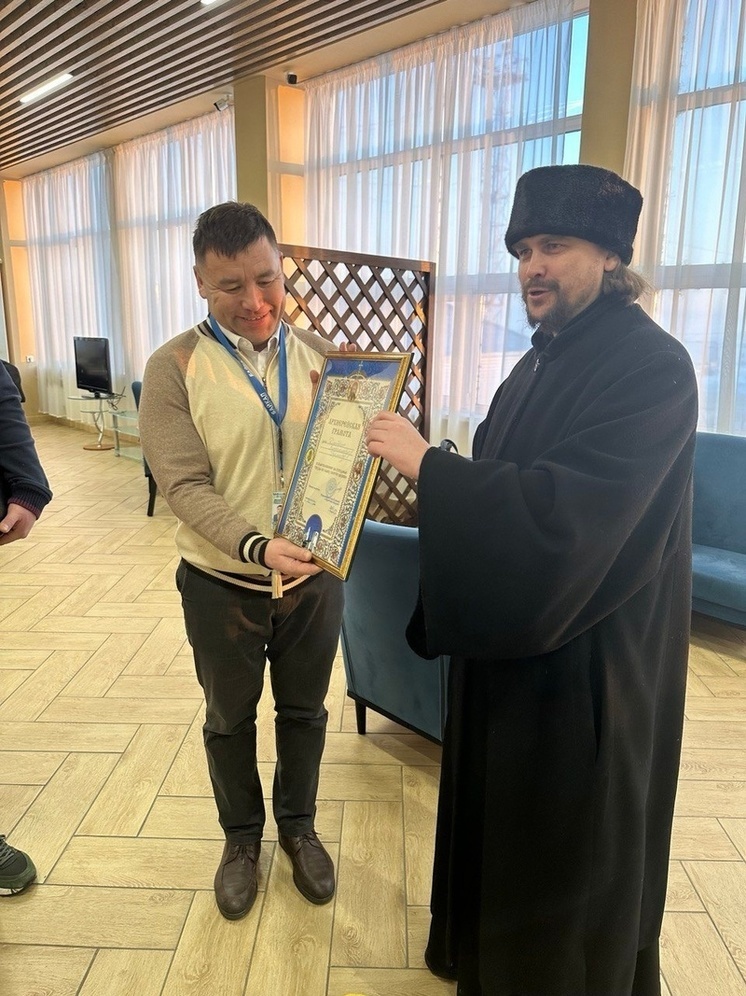Директору аэропорта в Бурятии вручили архиерейскую грамоту