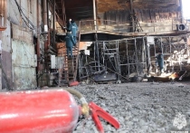 Как рассказали в ГУ МЧС России по Хабаровскому краю, сообщение, что на территории бывшего металлообрабатывающего завода по улице Иркутской горит один из ангаров, поступило поздно ночью