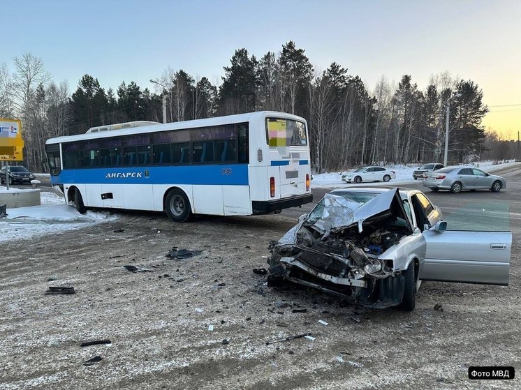 В Ангарске столкнулись легковушка и пассажирский автобус