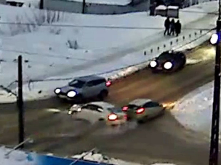 Машины раскидало по дороге после жесткого ДТП в Петрозаводске