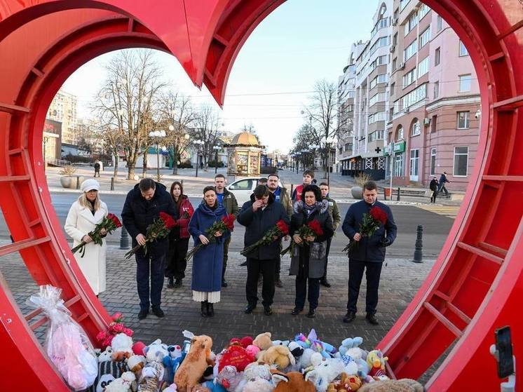 Анна Кузнецова посетила стихийный мемориал у «Сердца Белгорода»