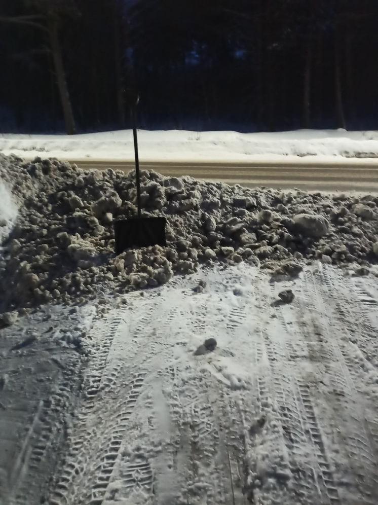 Выезды из дворов в селе под Петрозаводском завалили неподъемными глыбами