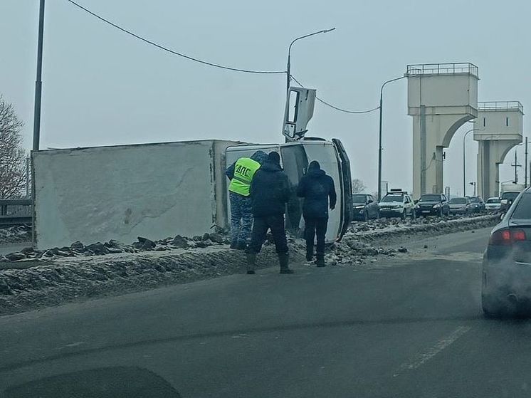На Северной окружной в Рязани перевернулся грузовик