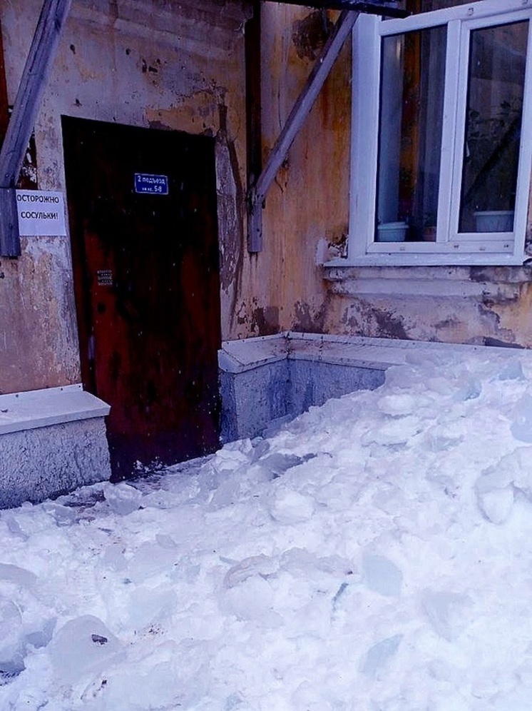 Cбитые с крыши сосульки частично заблокировали дверь подъезда в Тверской области