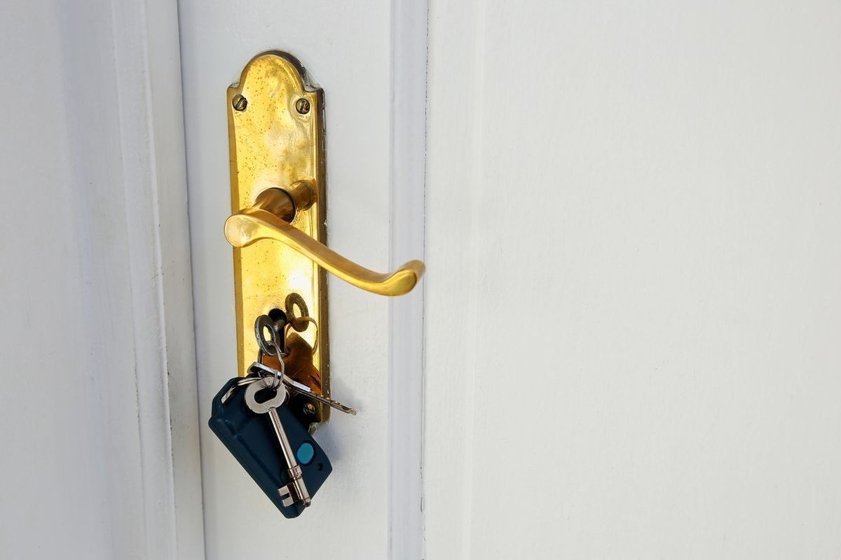 A Muscovite who lived in the hallway near her apartment complained about the locks being changed