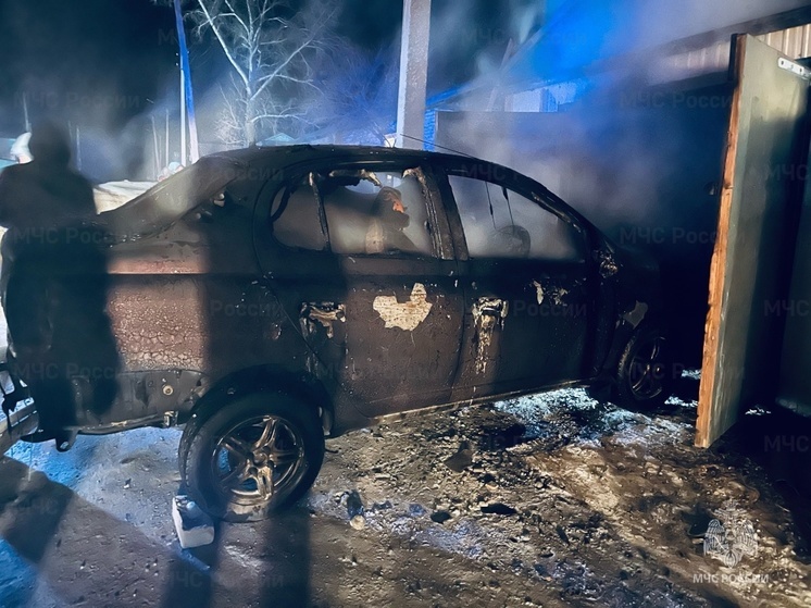 Трактор, 4 машины и мотоцикл сгорели на пожаре гаража в Забайкалье
