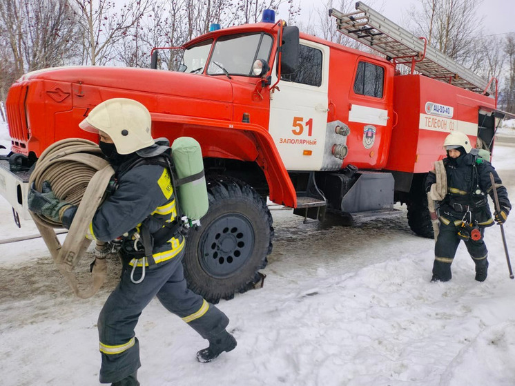 В Заполярном во время пожара в квартире спасли человека