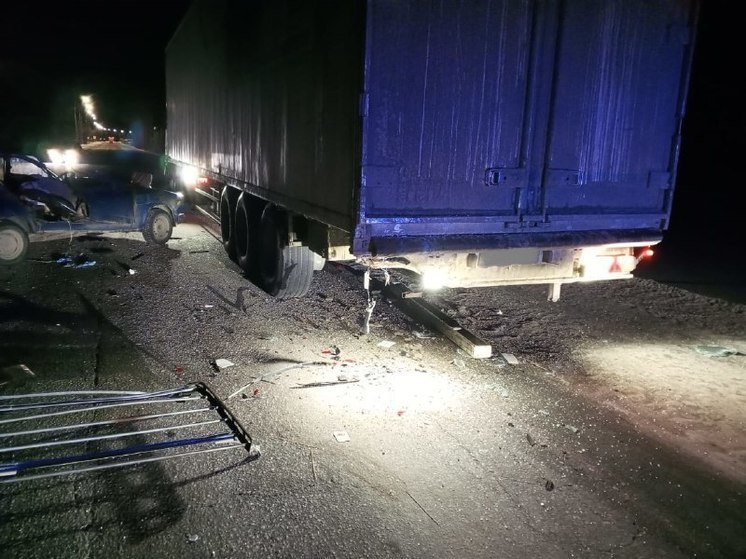 ВАЗ влетел в грузовик под Воронежем – погибла женщина