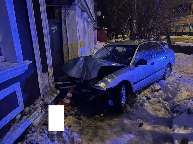В Ставрополе пьяный водитель врезался в забор дома: пострадали два человека