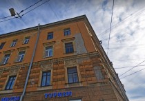 В Центральном районе Санкт-Петербурга в пятом подъезде дома 54/34 по улице Марата был обнаружен труп молодого человека, у которого из головы торчали перила