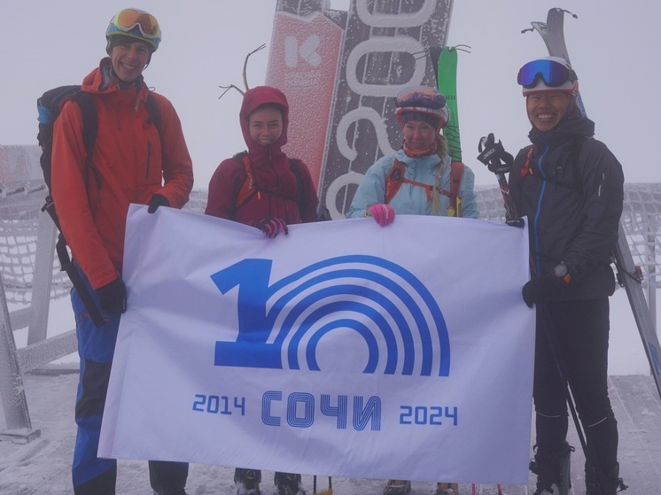 В Сочи развернули флаг к десятилетию Олимпиады на высоте 2200 метров
