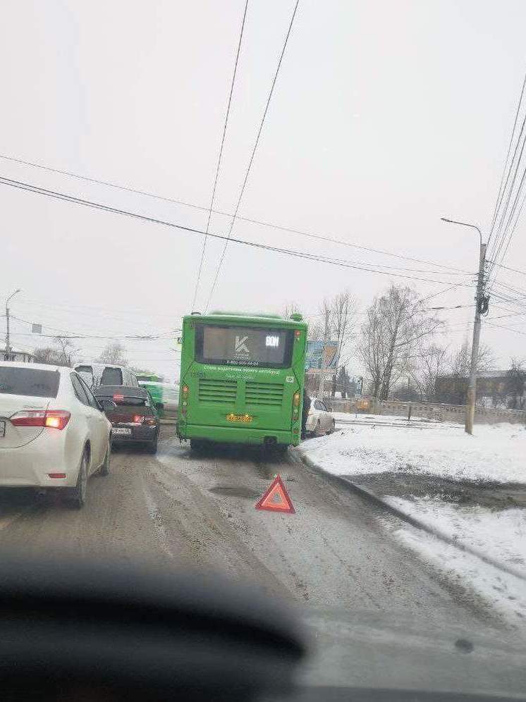 В Курске на Пучковке разбились новый автобус и легковушка