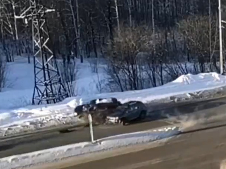 Автомобиль вылетел на тротуар после аварии в Петрозаводске