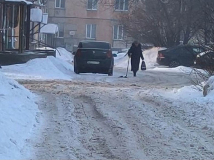 Кемеровчанку возмутили неубранные от снега тротуары