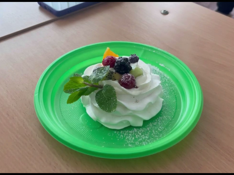 В Днепрорудненском профлицее приготовили десерт "Павлова"