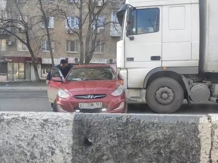 В Ростове на улице Шеболдаева грузовик протаранил легковушку