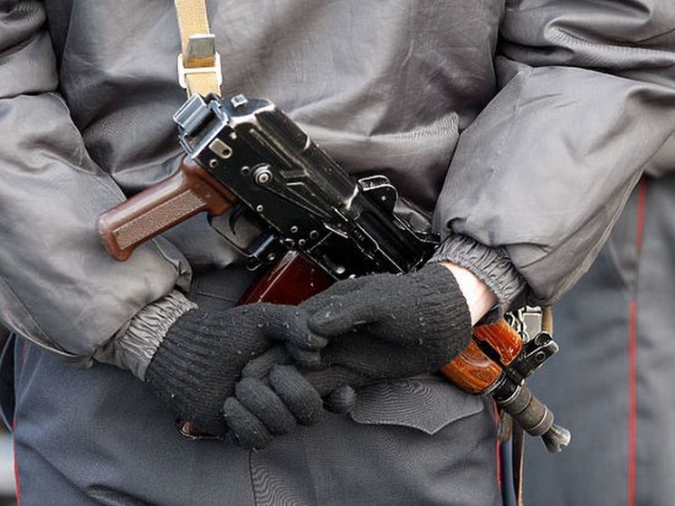 Неизвестные оставили свастику и проукраинские лозунги в закрытом петербургском магазине