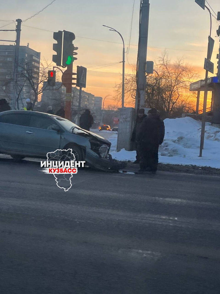 В Кемерове запечатлели ДТП, произошедшее в микрорайоне ФПК