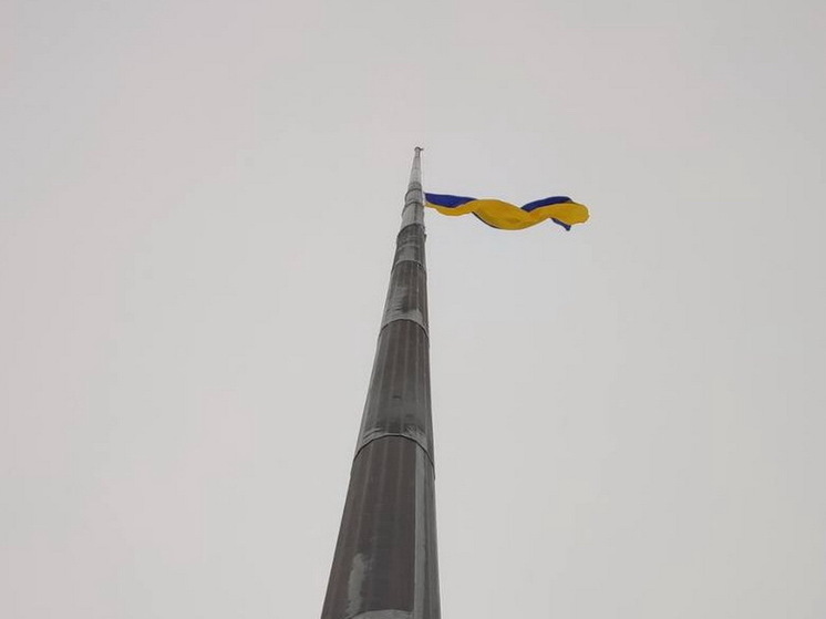В Харькове на главном флагштоке города порвался флаг Украины