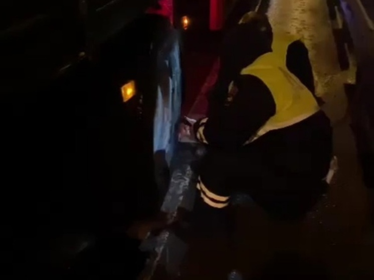 В Динском районе госавтоинспекторы помогли водителю большегруза с оторвавшимися колёсами