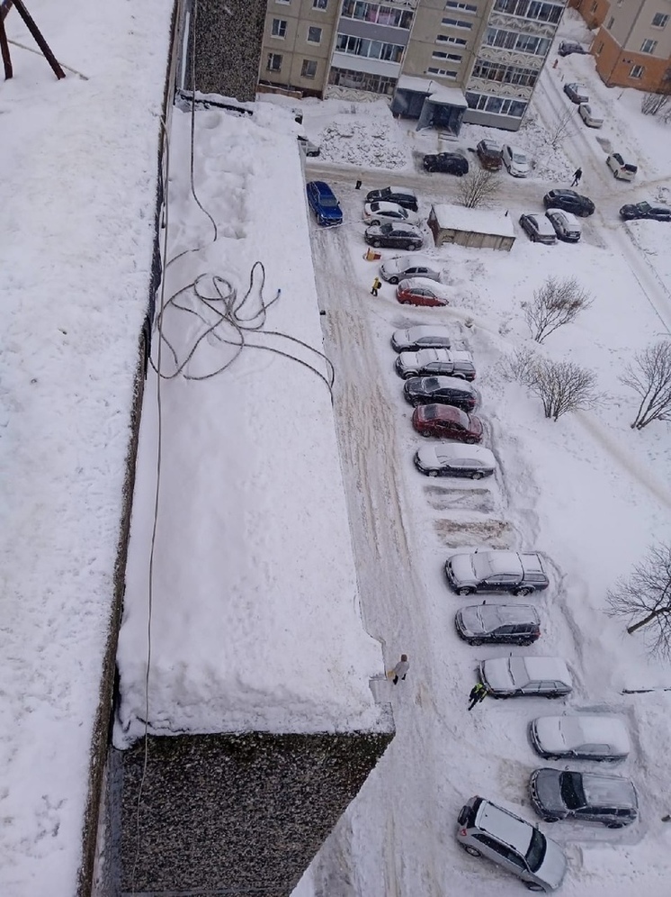 Гигантские сугробы сбросили с крыш в Петрозаводске