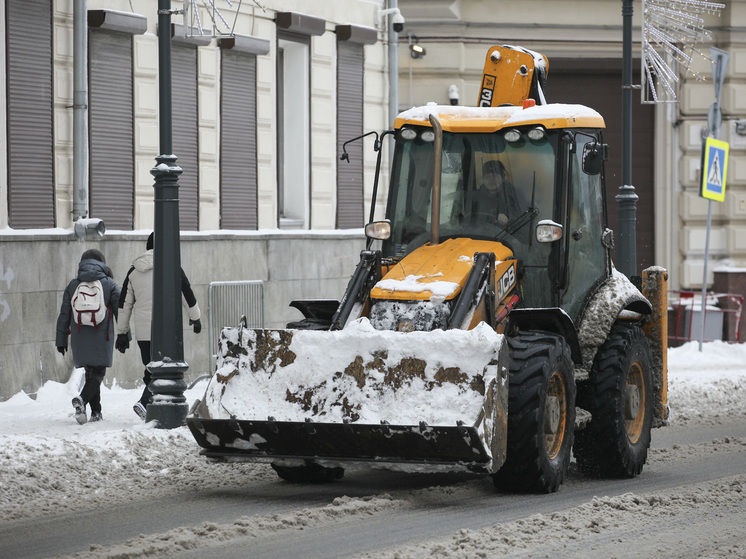 Коммунальщики Москвы перешли на усиленный режим работы из-за снегопада