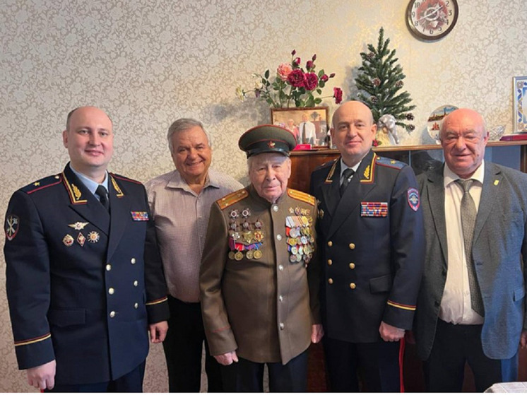 В Красноярске ветеран полиции отпраздновал 103-й день рождения