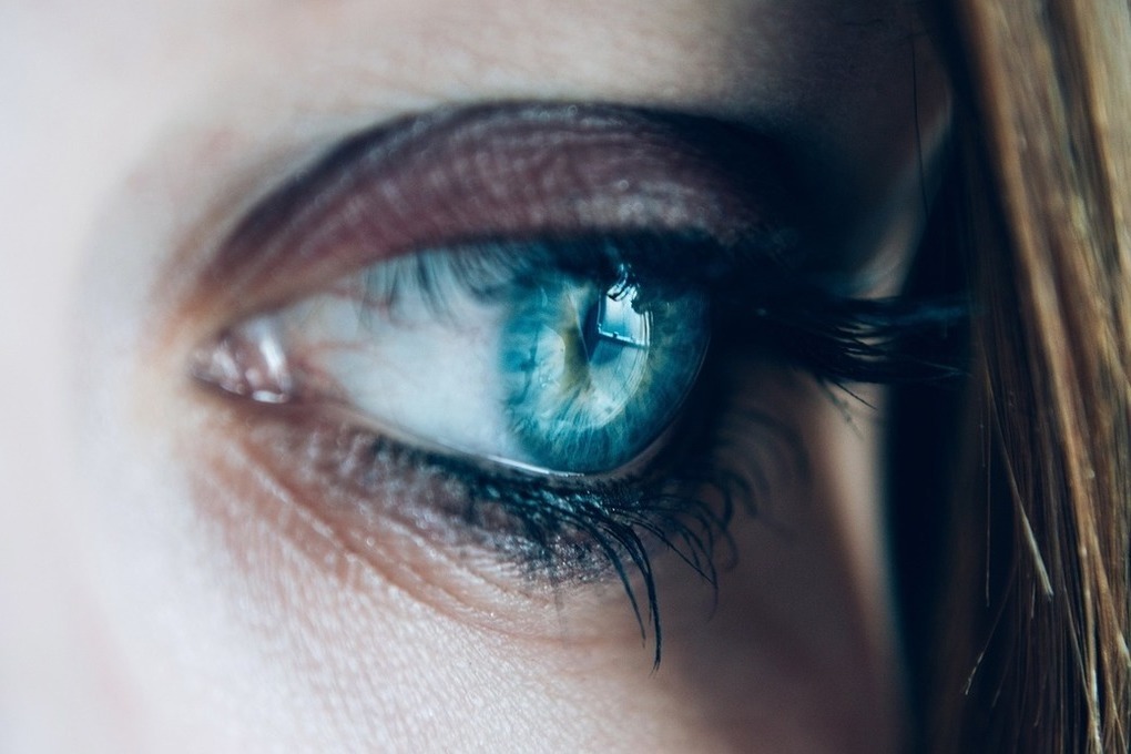 Scientists have discovered which color eyes see better in the dark