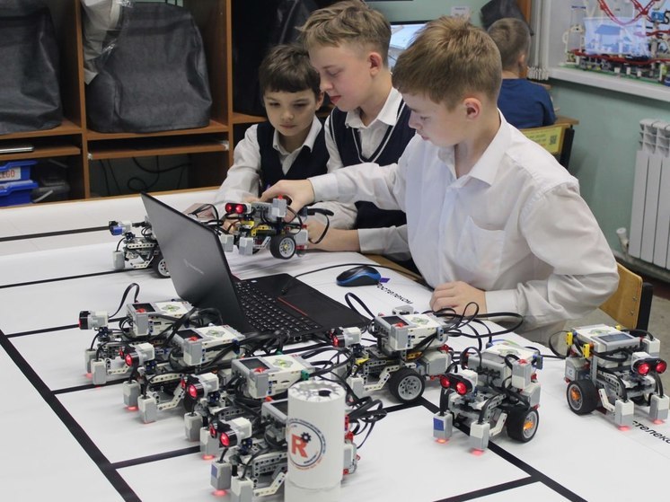 Интернет для инженерного творчества: «Ростелеком» в Архангельске поддержал детские соревнования по робототехнике