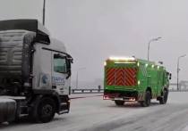 Департамент транспорта Москвы сообщил в своем Телеграм-канале, что из-за сильного снегопада на МКАД застряли порядка семи тысяч большегрузных автомобилей