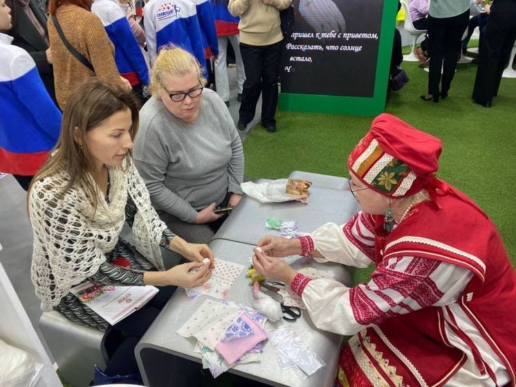 Посетителей орловского павильона на выставке «Россия» научили делать куклы-обереги
