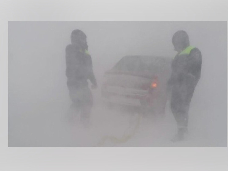 Дагестан: Спасатели освободили автолюбителей из снежных заторов