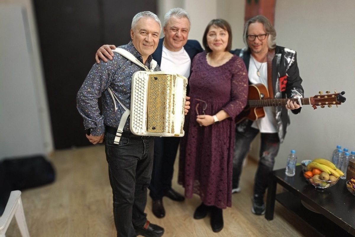 Переделанные слова песен на день рождения. Слова песен с юбилеем переделки. Поздравление на юбилей переделанные песни. Какую песню спеть на юбилее. Какую песню спеть на юбилее.