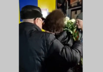 К 82-летнему российскому пенсионеру Борису Каткову, который был ранее депортирован из Латвии, в Калининград приехала супруга Мария. Долгожданная встреча состоялась на автовокзале.
