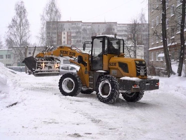 В Кирове убирают снежные завалы на дорогах и чистят тротуары