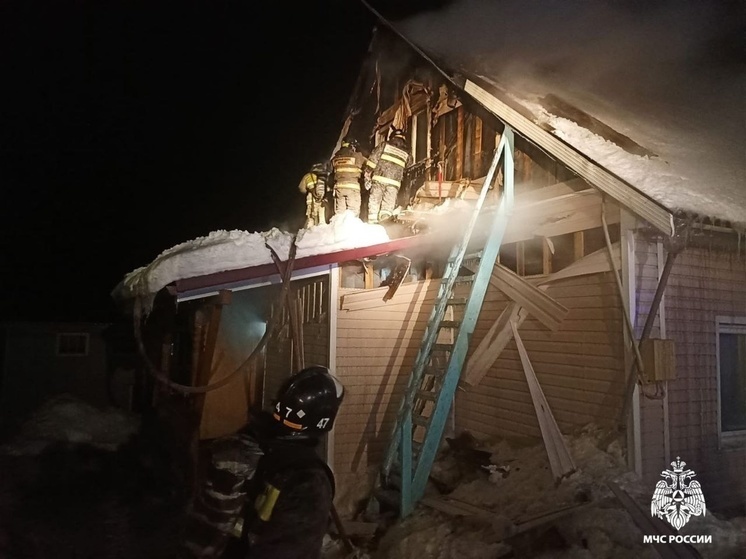 Больше часа тушили пожарные загоревшийся чердак в большом доме поселка Карелии