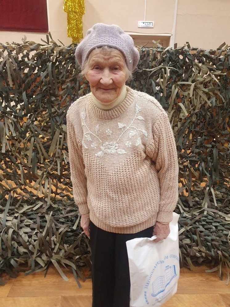Легенда волонтеров: 86-летняя активистка из Красноселькупа плетет масксети для бойцов СВО