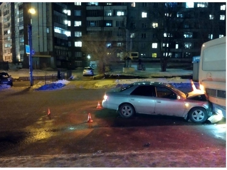 В Новосибирске иномарка сбила пешехода и врезалась в пассажирский автобус