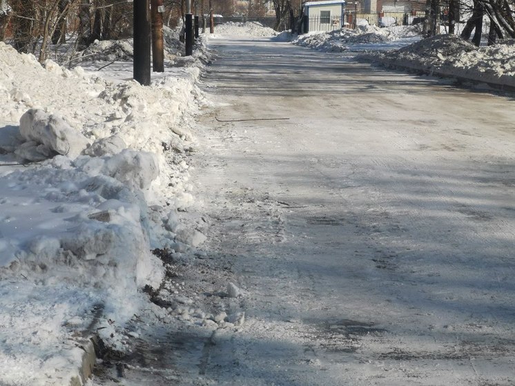 В Хабаровске после сообщений жителей очистили от снега и наледи улицу Мирную