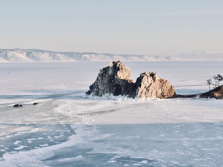 На льду Байкала появилась трещина рядом с мысом Бурхан