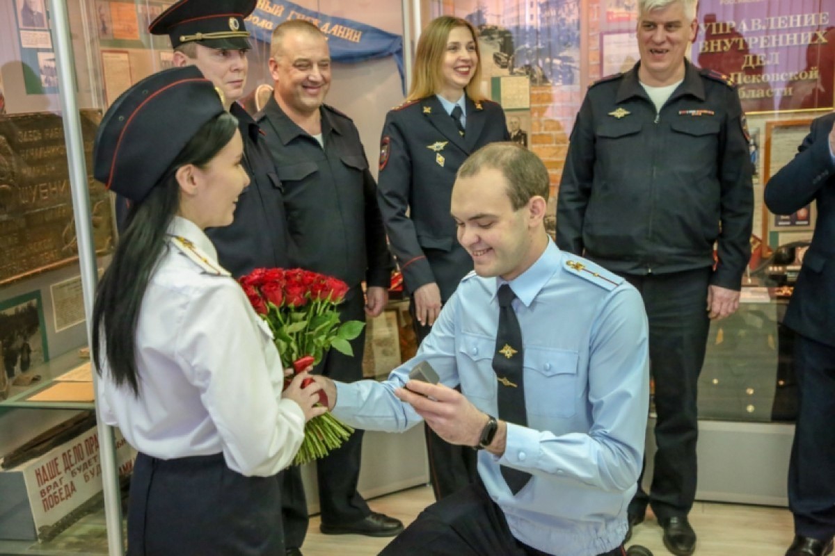 Полицейский в Пскове сделал предложение своей девушке во время присяги - МК  Псков