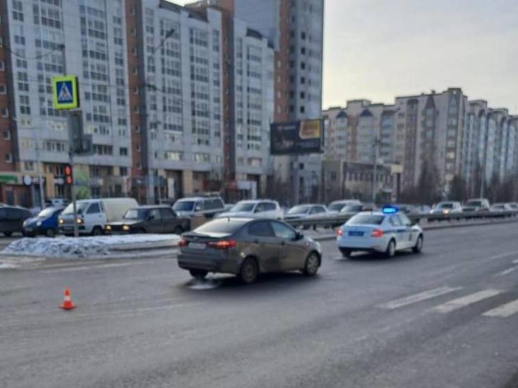 В Красноярске автомобиль сбил мужчину с младенцем