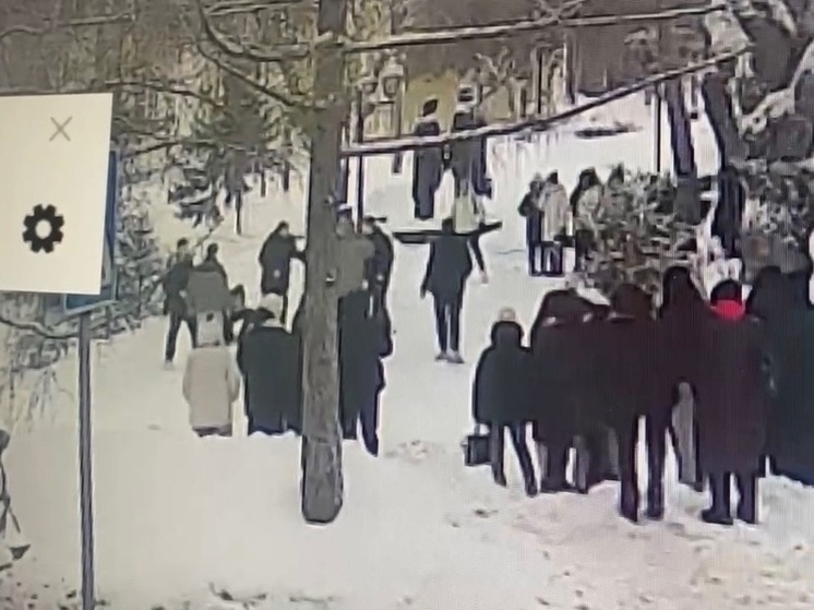 В Омске студенты юридического колледжа устроили на улице массовую драку