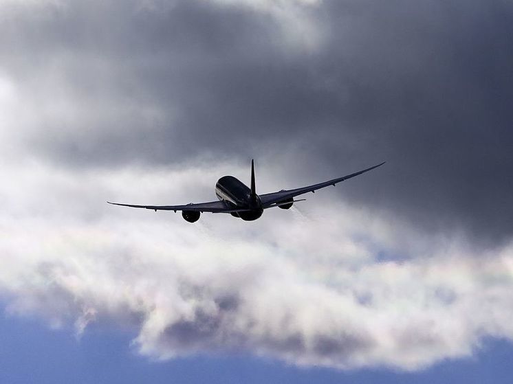 Пассажир Boeing пришел в ужас от отклеивающейся изоленты на крыле самолета