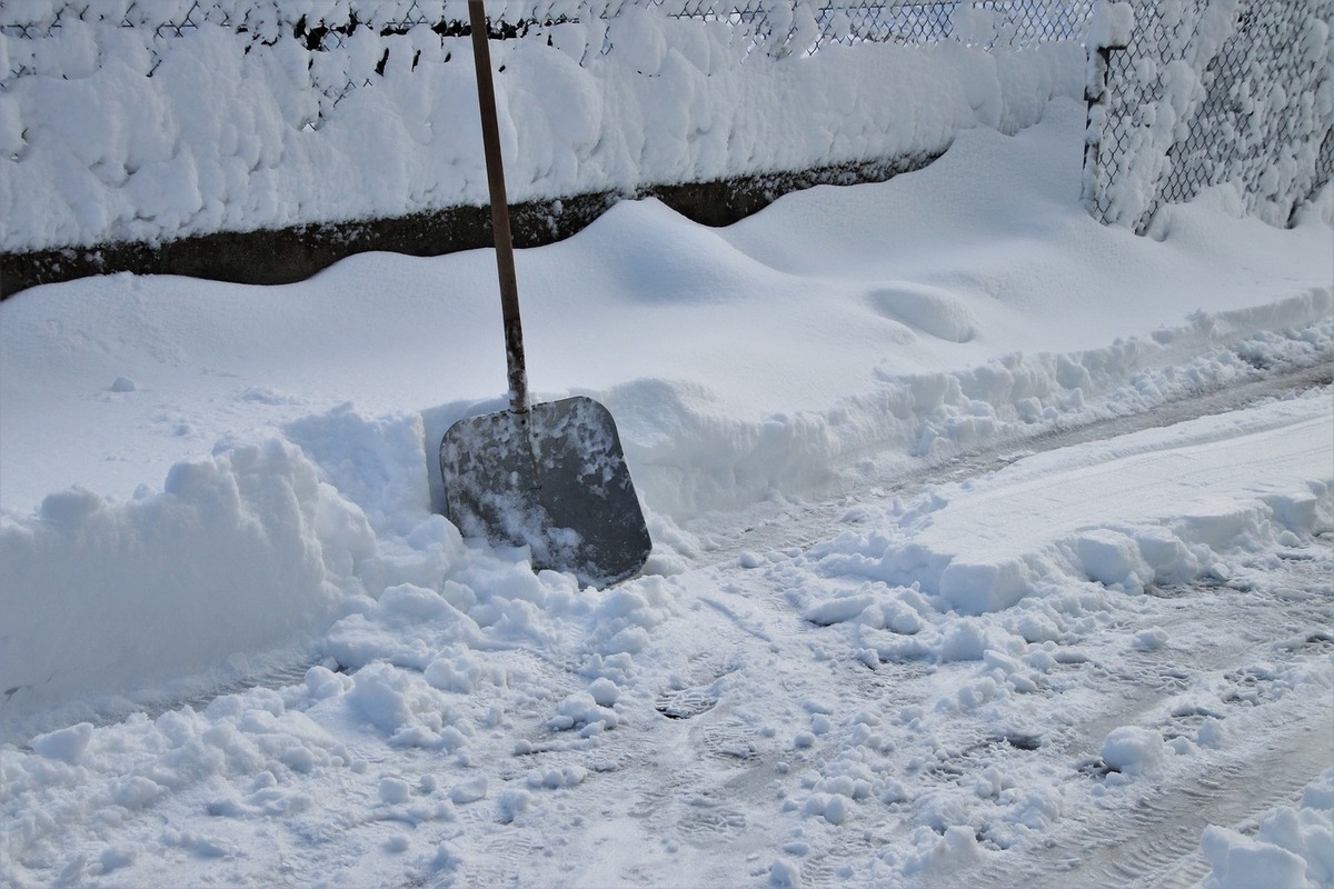 Снежок на дорогу падает. Уборка снега. Зимняя лопата. Лопата для снега. Снег убирать скребок.