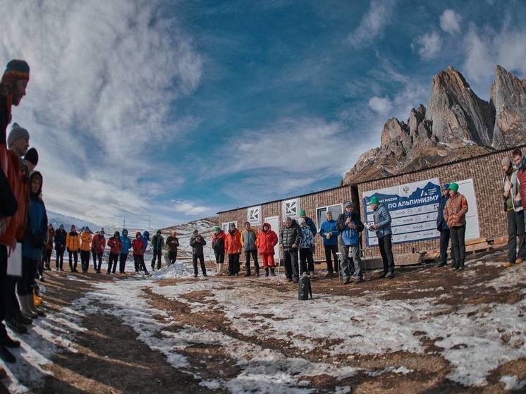 В альпинистский лагерь у подножия горы Кязи съехались 12 команд из разных регионов России.