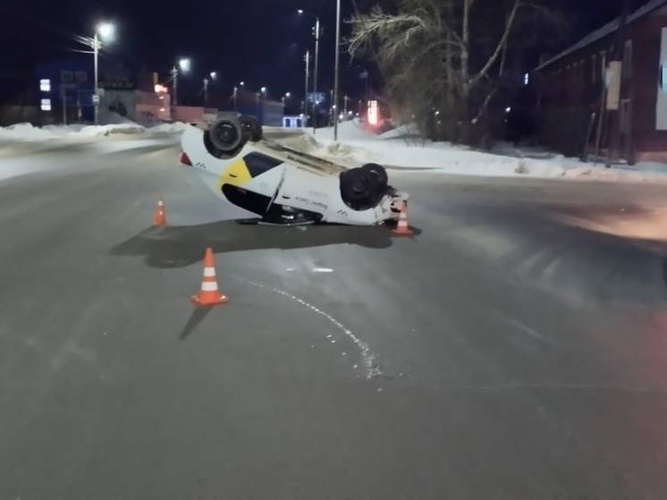 Такси перевернулось на крышу в Череповце