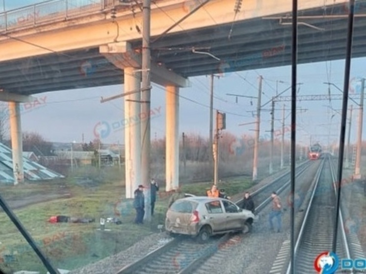 На Дону автомобиль вылетел на ж/д пути перед поездом