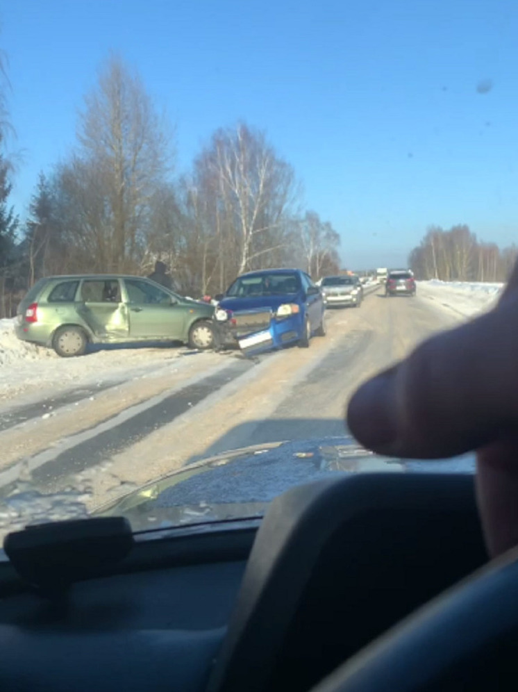 В Тверской области участники ДТП заблокировали одну из полос проезжей части